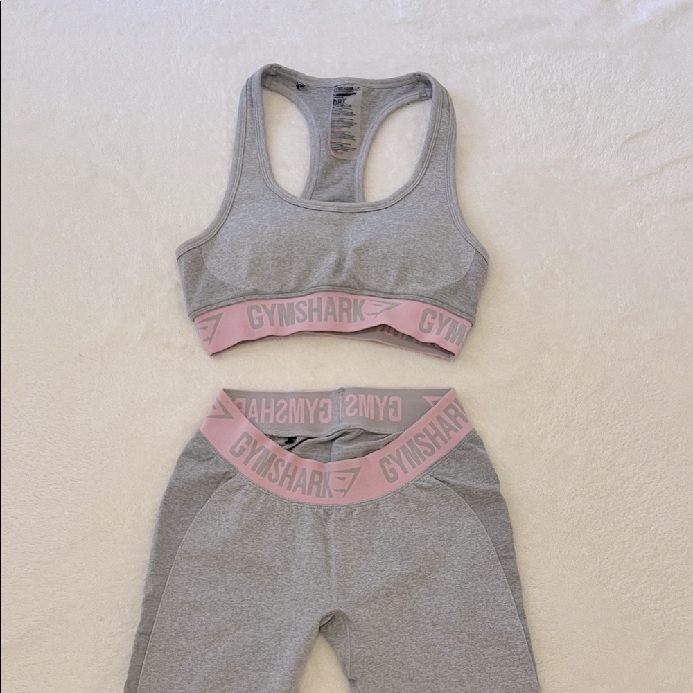 Gymshark Set Leggings and sport bra in Gray and light Pink.